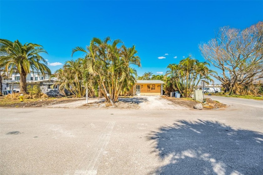 This 2-bedroom, 2-bathroom + Bonus Room, POOL Home presents a - Beach Home for sale in Redington Shores, Florida on Beachhouse.com