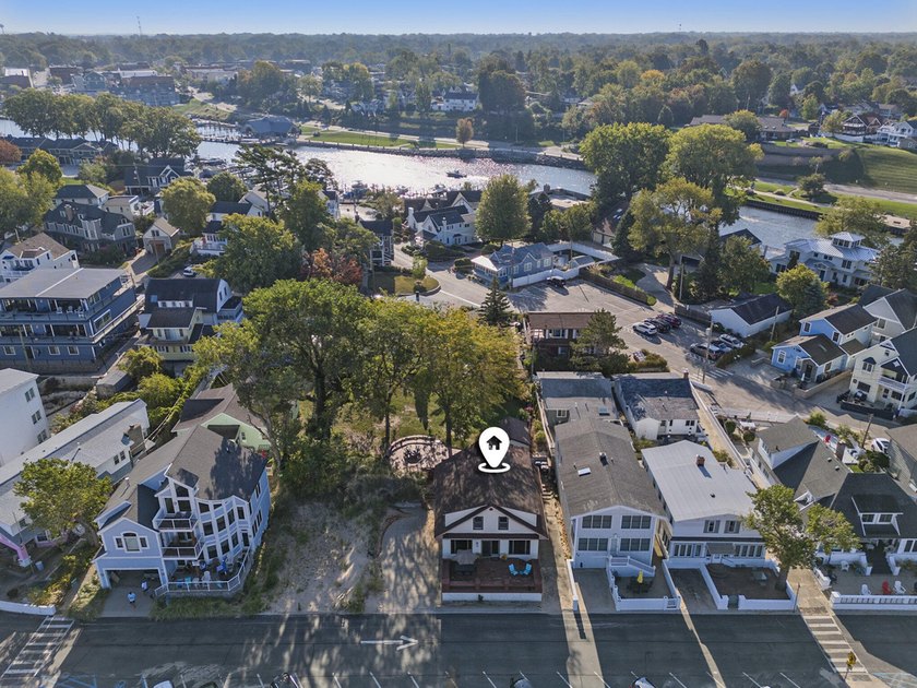 Own the LARGEST parcel on Lake Shore Dr. in South Haven. Enjoy - Beach Home for sale in South Haven, Michigan on Beachhouse.com