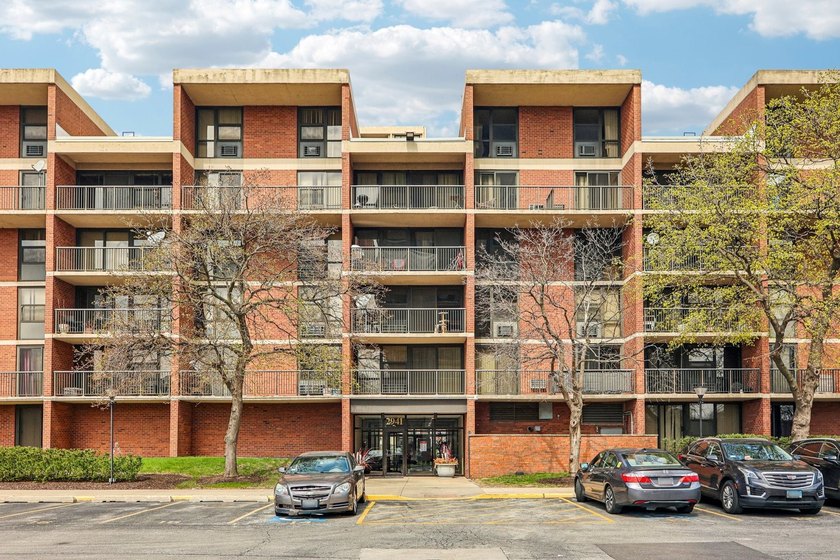 Spacious one-bedroom, one-bath condo in a prime location near - Beach Condo for sale in Chicago, Illinois on Beachhouse.com