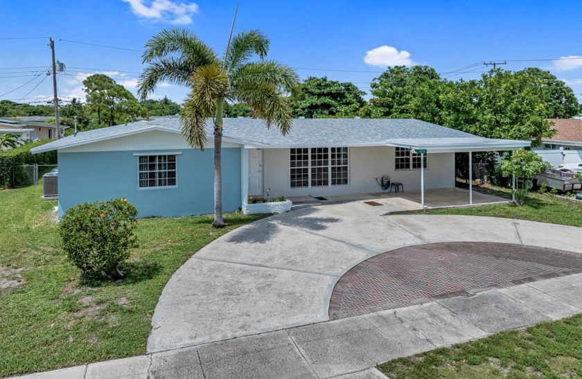 This spacious 6-bedroom, 4-bathroom single-family residence is a - Beach Home for sale in Lantana, Florida on Beachhouse.com