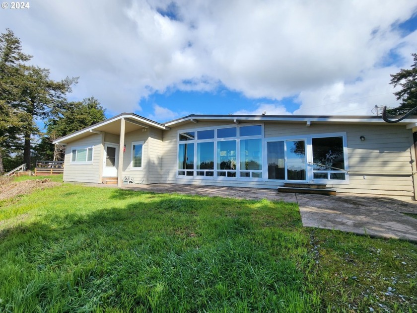 Welcome to your dream home! This charming Ranch style abode - Beach Home for sale in Port Orford, Oregon on Beachhouse.com