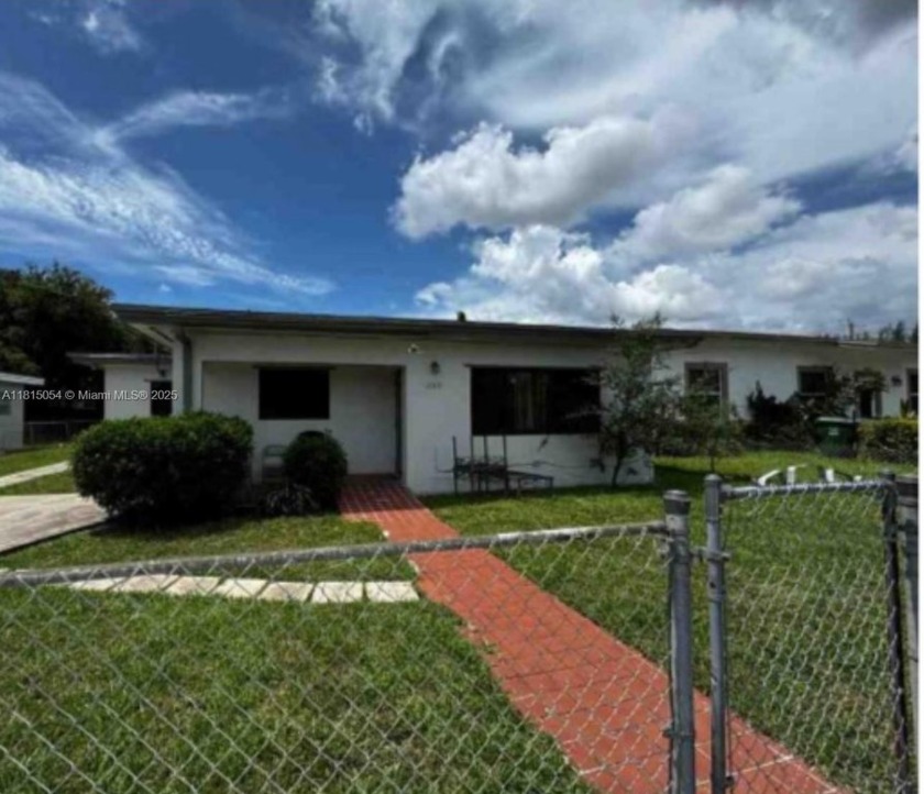 Turn-Key Investment Opportunity in Prime Hallandale Beach - Beach Townhome/Townhouse for sale in Hallandale Beach, Florida on Beachhouse.com