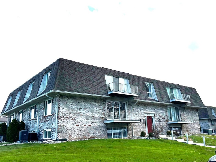 You won't want to miss out on this 2 bed, 1 bath condo with - Beach Condo for sale in Saint Joseph, Michigan on Beachhouse.com