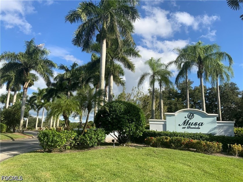 2 bed, 2 bath and deeded GARAGE with additional driveway - Beach Condo for sale in Fort Myers, Florida on Beachhouse.com