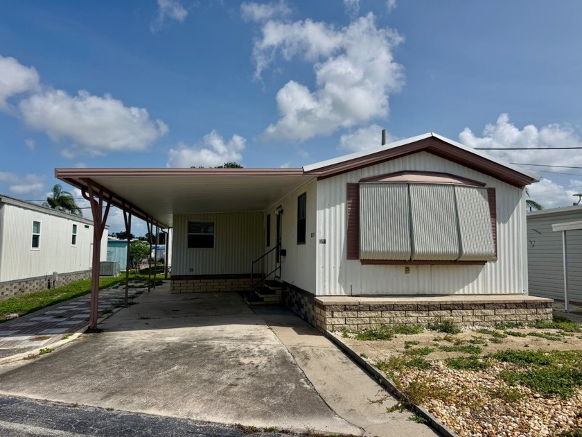 This updated 1985 single-wide mobile home offers just over 800 - Beach Home for sale in Bradenton, Florida on Beachhouse.com