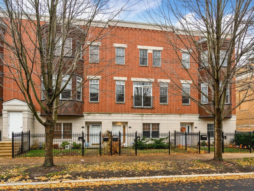 Welcome to this gorgeous, spacious, three-story townhome in - Beach Townhome/Townhouse for sale in Chicago, Illinois on Beachhouse.com