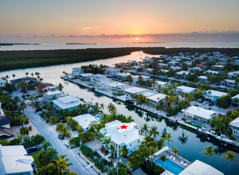 Welcome to Your Waterfront Oasis in Venetian Shores.  Discover - Beach Home for sale in Plantation Key, Florida on Beachhouse.com