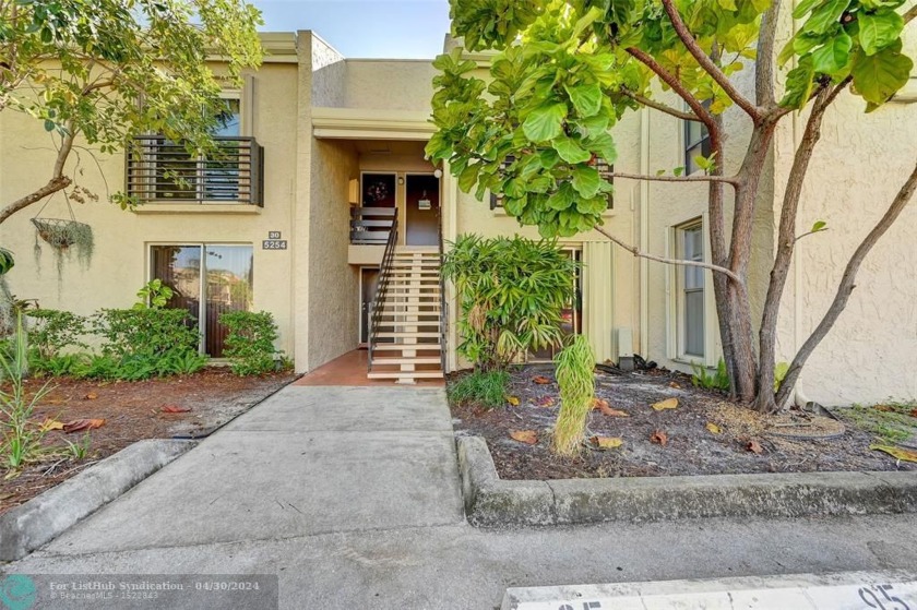 Light & bright 3 bedroom, 2 bathroom condo in guard gated - Beach Condo for sale in Oakland Park, Florida on Beachhouse.com