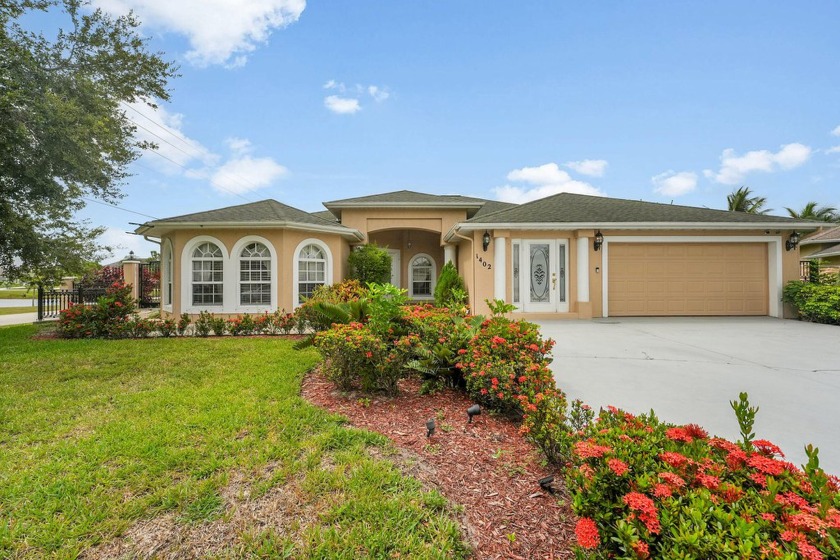 Beautiful pool home in a PRIME Port St. Lucie location! This - Beach Home for sale in Port Saint Lucie, Florida on Beachhouse.com