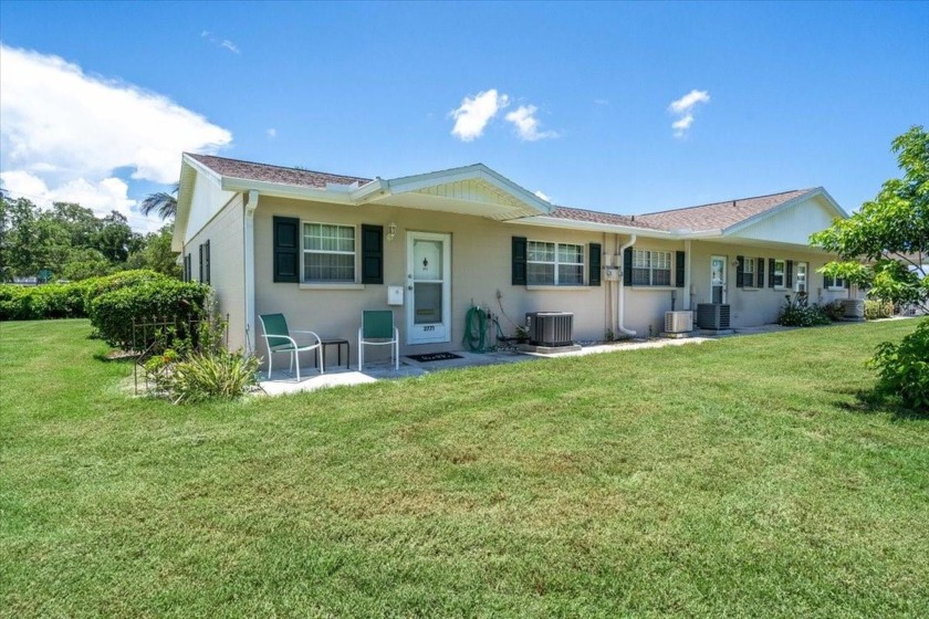 Your Florida getaway awaits! Do not miss out on this END UNIT in - Beach Condo for sale in Sarasota, Florida on Beachhouse.com