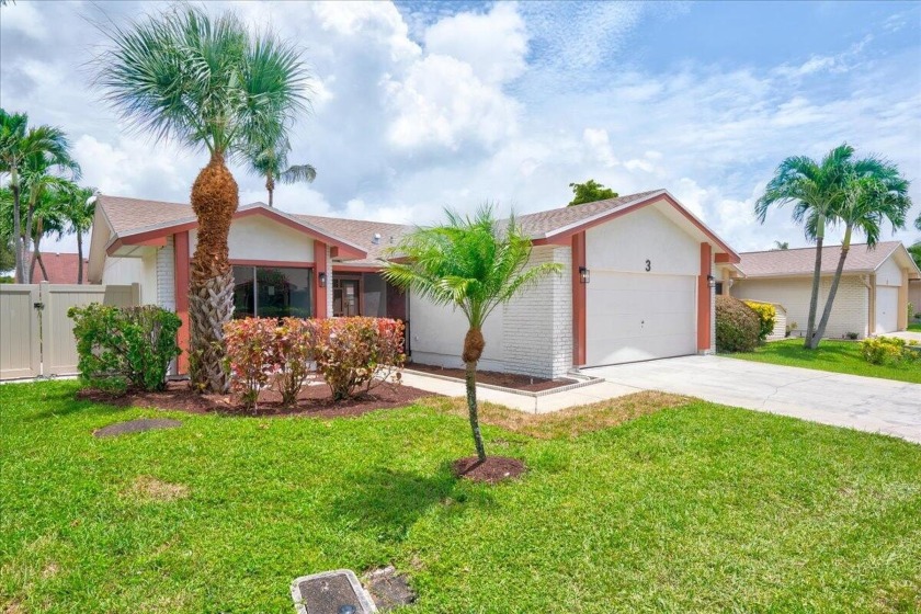 Beautifully updated SINGLE FAMILY HOME 4-bed, 2-bath, 2-car - Beach Home for sale in Boynton Beach, Florida on Beachhouse.com