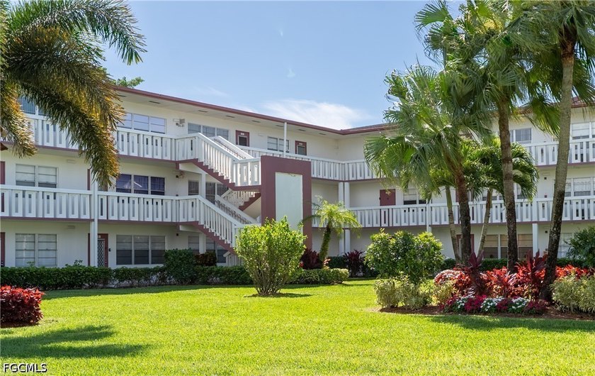 Amazing first floor CORNER END UNIT that features 2 bed, 1.5 - Beach Condo for sale in Boca Raton, Florida on Beachhouse.com