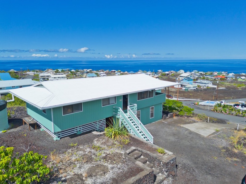 Elevated, fully furnished 2-story home with separate entries for - Beach Home for sale in Captain Cook, Hawaii on Beachhouse.com