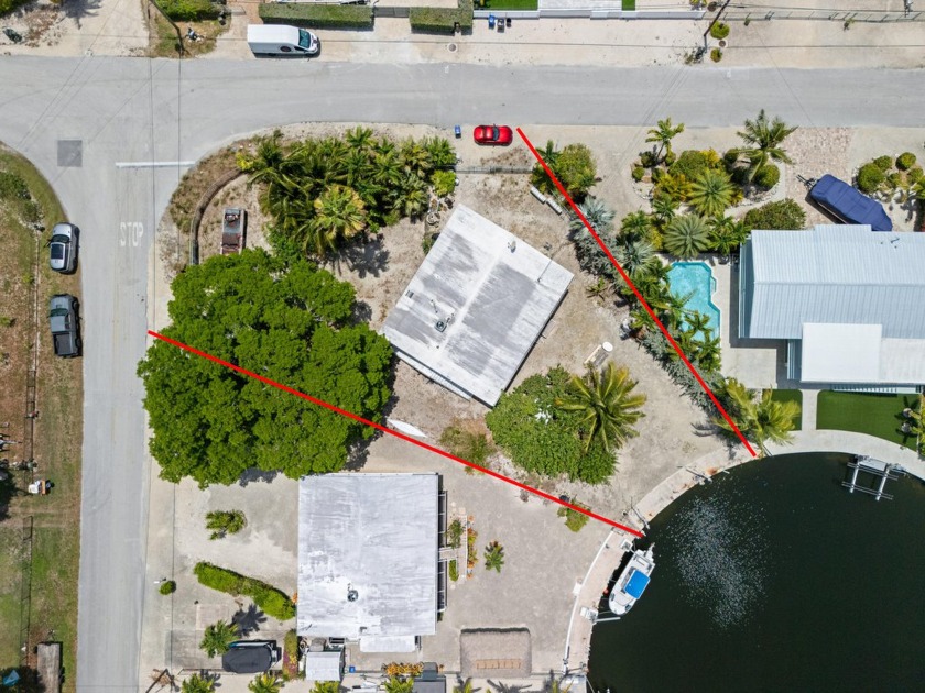 INVESTORS PARADISE!Situated on nearly 14,000 sq ft lot, this - Beach Home for sale in Key Largo, Florida on Beachhouse.com
