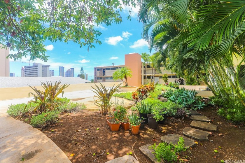 Great price for town living at this rarely available boutique - Beach Condo for sale in Honolulu, Hawaii on Beachhouse.com
