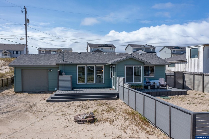 Accepted Offer with Contingencies. Pride of ownership is real in - Beach Home for sale in Waldport, Oregon on Beachhouse.com