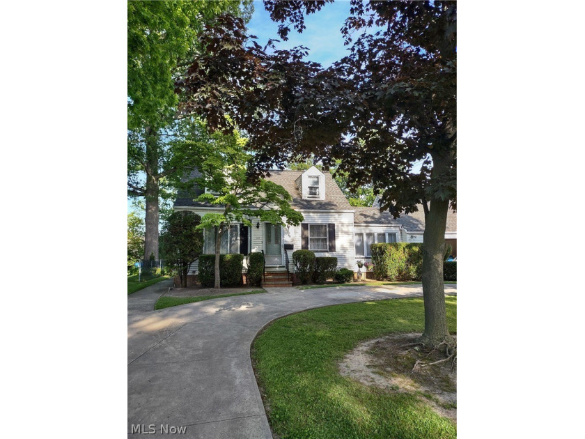 Welcome to Bay Village. This extra large lot offer so much - Beach Home for sale in Bay Village, Ohio on Beachhouse.com