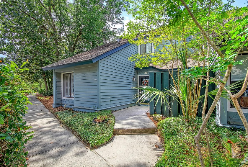 This charming 3 bedroom, 3 bathroom townhome is conveniently - Beach Condo for sale in Mount Pleasant, South Carolina on Beachhouse.com
