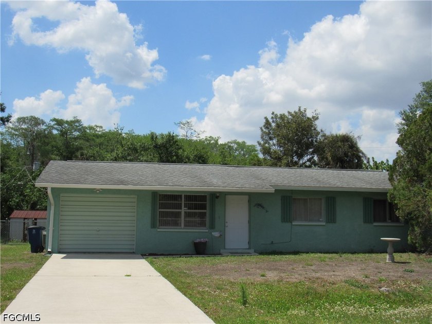 Welcome to your new dream home in Fort Myers! This charming - Beach Home for sale in Fort Myers, Florida on Beachhouse.com