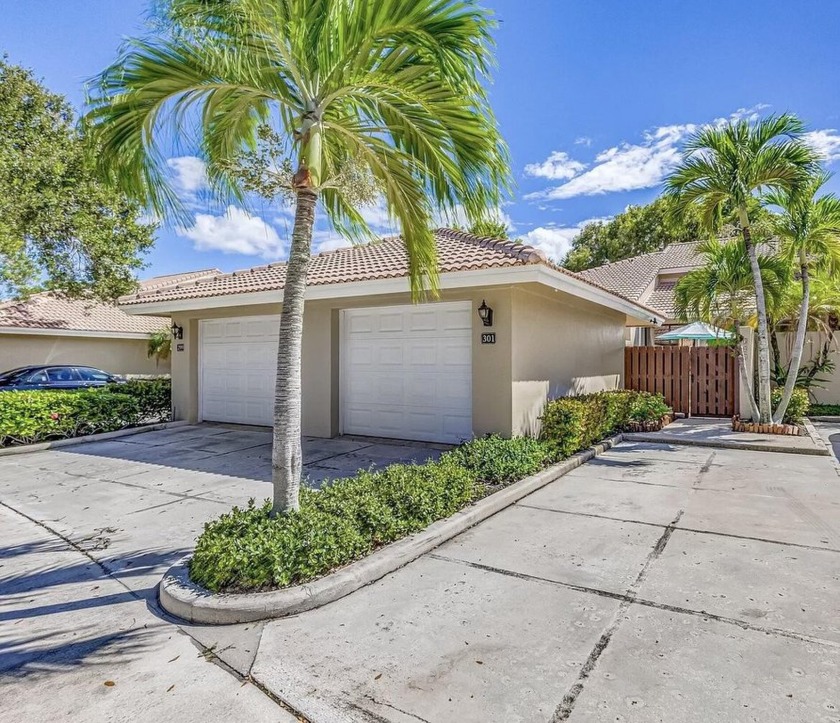 Located on world famous PGA Fazio course with breathtaking - Beach Townhome/Townhouse for sale in Palm Beach Gardens, Florida on Beachhouse.com