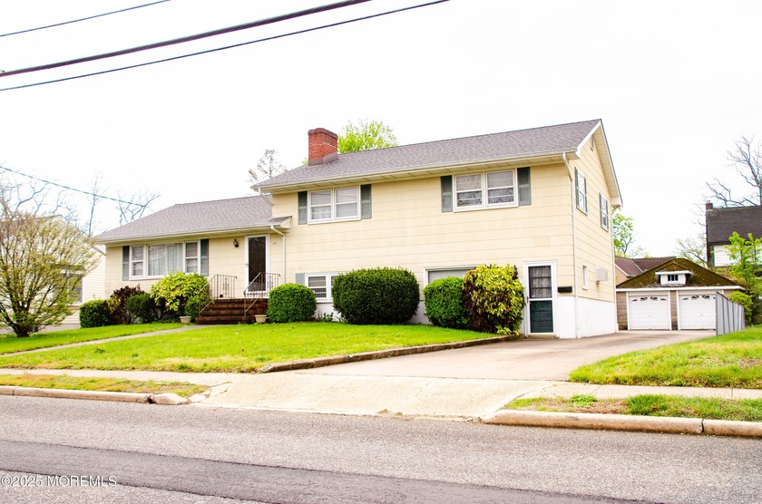 Office & Apartment combination in Toms River presents an - Beach Commercial for sale in Toms River, New Jersey on Beachhouse.com