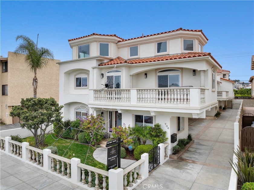 Welcome to this beautifully updated 3-bedroom (plus additional - Beach Townhome/Townhouse for sale in Redondo Beach, California on Beachhouse.com