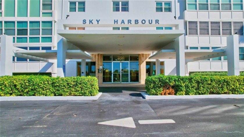 Welcome home to desirable Sky Harbour Condominium Apartments in - Beach Condo for sale in St. Petersburg, Florida on Beachhouse.com