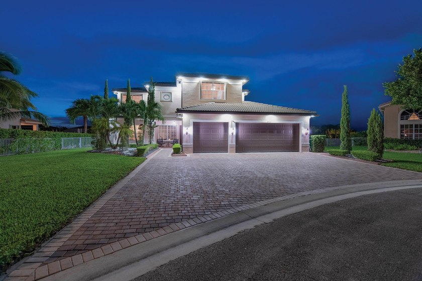 Impeccable lakefront home on a cul-de-sac featuring an oversized - Beach Home for sale in Miramar, Florida on Beachhouse.com