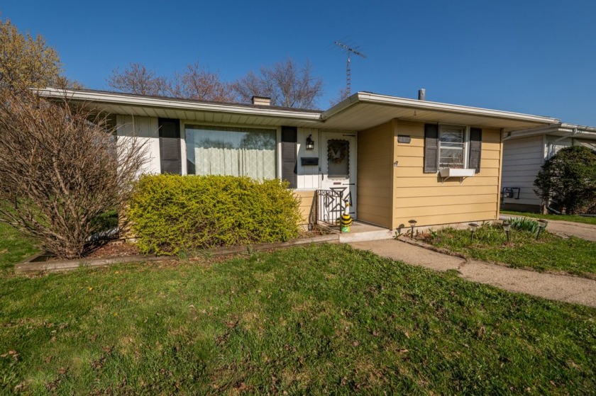Welcome to this adorable 2 bedroom 1 bath home in a quiet - Beach Home for sale in Kenosha, Wisconsin on Beachhouse.com