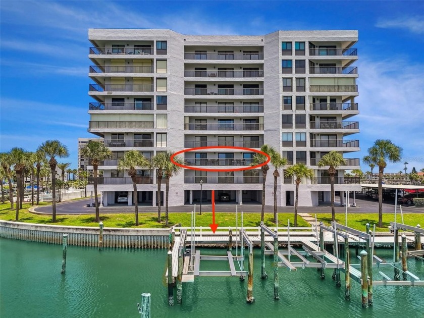 UPDATED waterfront residence WITH A DIRECT VIEW OF YOUR OWN 40' - Beach Condo for sale in Clearwater Beach, Florida on Beachhouse.com