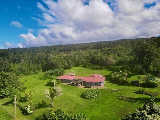 This unique property features two pod-style dwellings under one - Beach Home for sale in Captain Cook, Hawaii on Beachhouse.com