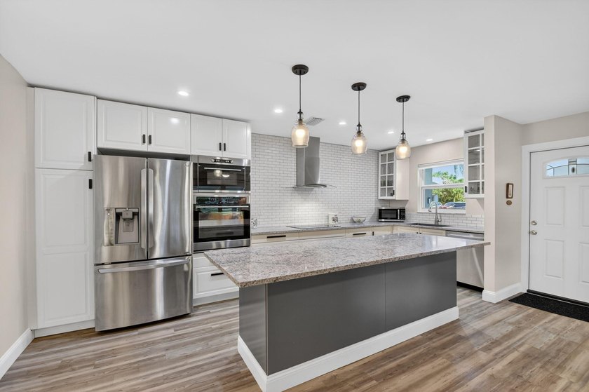 Welcome to this beautifully updated 2/2 villa with a den/office - Beach Home for sale in Delray Beach, Florida on Beachhouse.com