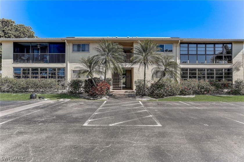 Welcome to Foxmoor! This modern 2-bedroom, 2-bathroom condo in - Beach Condo for sale in North Fort Myers, Florida on Beachhouse.com