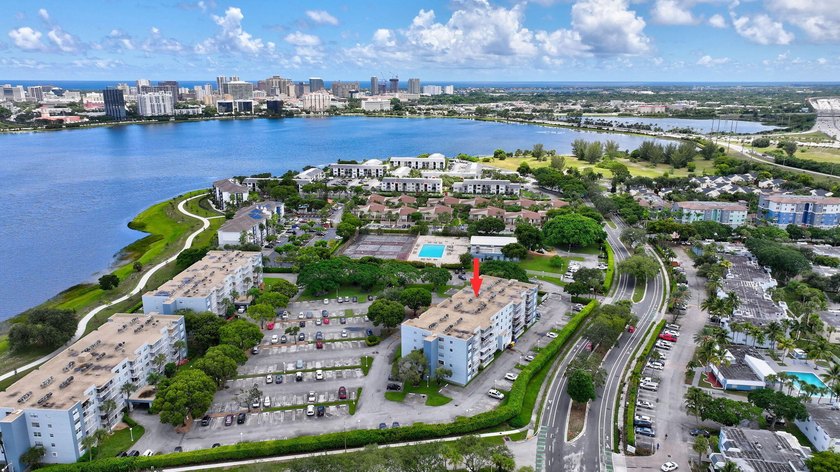 Meticulously maintained 2BR/2BA condo in gated Breakwaters of - Beach Condo for sale in West Palm Beach, Florida on Beachhouse.com