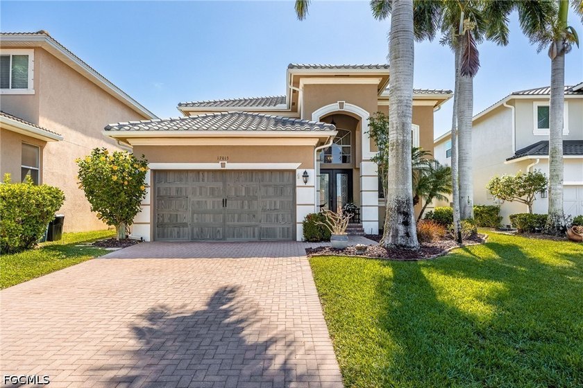 LAKEFRONT & POOL HOME! EXTENDED PAVER DRIVEWAY WITH ROOM FOR 6 - Beach Home for sale in Fort Myers, Florida on Beachhouse.com