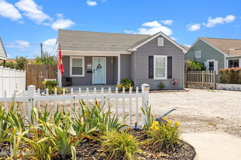 CHARMING SOUND SIDE 2BR/2BA BUNGALOW in convenient Morehead City - Beach Home for sale in Morehead City, North Carolina on Beachhouse.com