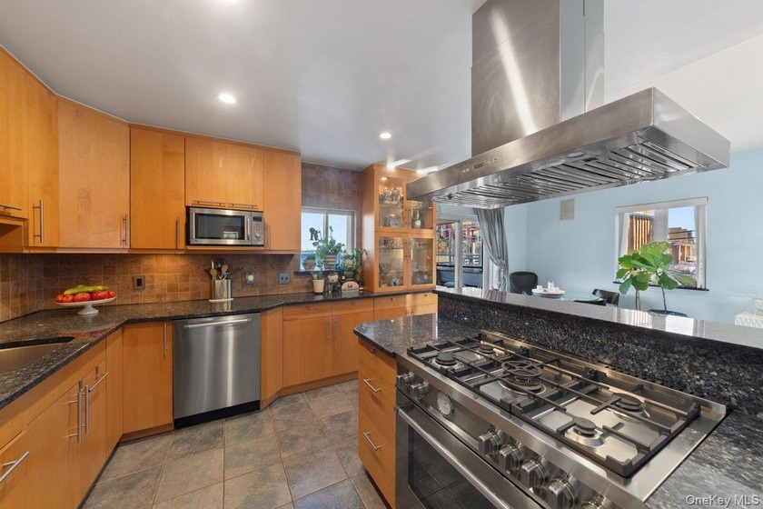 Have you been looking for that home that offers comfort & - Beach Home for sale in Bronx, New York on Beachhouse.com