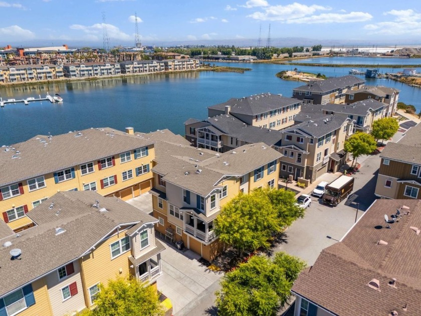 Beautiful and spacious end-unit in desirable One Marina - Beach Townhome/Townhouse for sale in Redwood City, California on Beachhouse.com