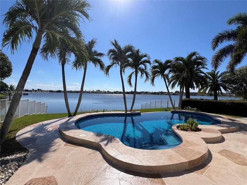 INCREDIBLE LAKE VIEW HOME LOCATED IN THE PEMBROKE PINES - Beach Home for sale in Pembroke Pines, Florida on Beachhouse.com