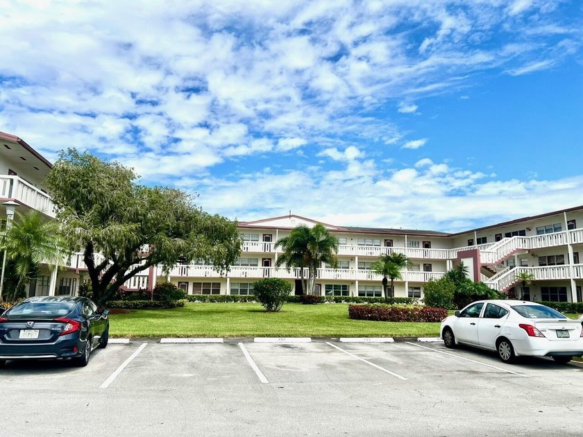 Bright open fully updated 2 bedroom 1.5 Bath. Open kitchen to - Beach Condo for sale in Boca Raton, Florida on Beachhouse.com