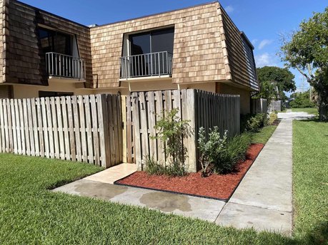 Welcome to this inviting 2-bedroom, 2-bath Courtyard Townhouse - Beach Townhome/Townhouse for sale in Palm Springs, Florida on Beachhouse.com