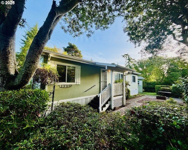 Tucked into the welcoming Coast Village community, this charming - Beach Home for sale in Florence, Oregon on Beachhouse.com