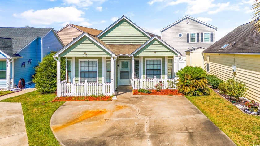 Welcome to 910 Emanon St, a cozy 2-bedroom, 1-bath patio home - Beach Home for sale in North Myrtle Beach, South Carolina on Beachhouse.com