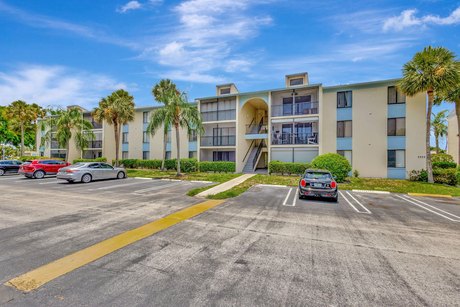 Charming 2 Bedroom 2 Bath Condominium. Featuring a Bright and - Beach Condo for sale in West Palm Beach, Florida on Beachhouse.com