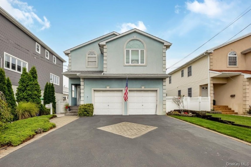Spectacular Waterfront Retreat. Welcome To This Stunning - Beach Home for sale in Freeport, New York on Beachhouse.com