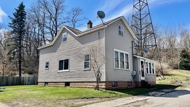 Well maintained and clean 3 Bedroom on two lots close to grocery - Beach Home for sale in Manistee, Michigan on Beachhouse.com