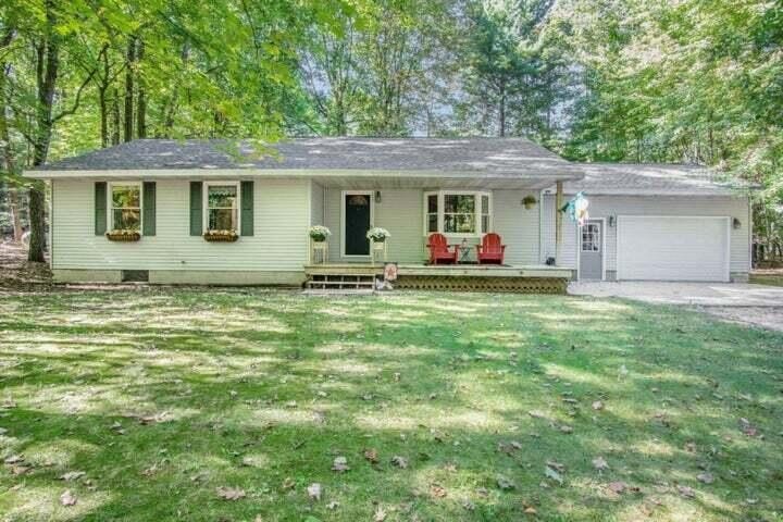 Move-in ready, and brimming with charm, this delightful - Beach Home for sale in Pentwater, Michigan on Beachhouse.com