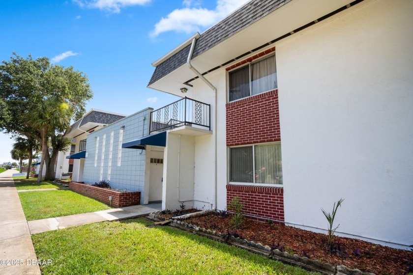 Welcome to this well-maintained 2-bedroom, 1-bathroom unit - Beach Condo for sale in South Daytona, Florida on Beachhouse.com