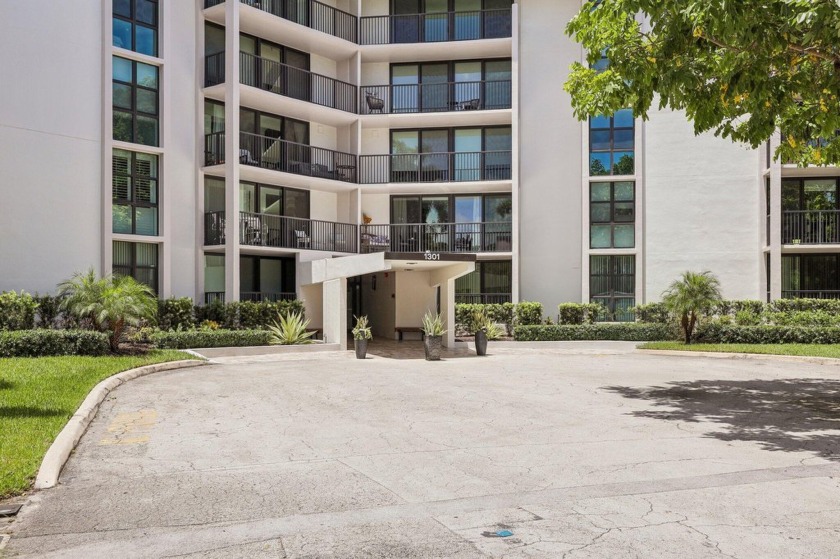 GORGEOUS TOTALLY REMODELED 1 BEDROOM 1 1/2 BATH 1ST FLOOR UNIT - Beach Condo for sale in Fort Lauderdale, Florida on Beachhouse.com