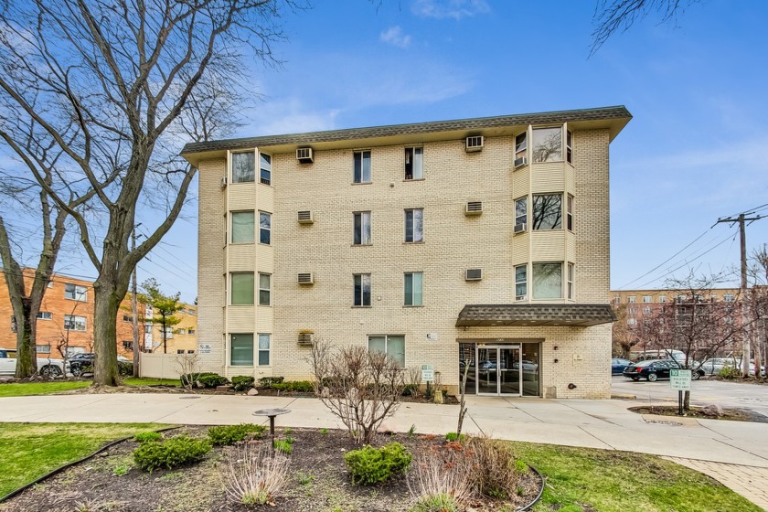 This impeccably updated 1 bedroom, 1 bathroom condo, refreshed - Beach Home for sale in Skokie, Illinois on Beachhouse.com